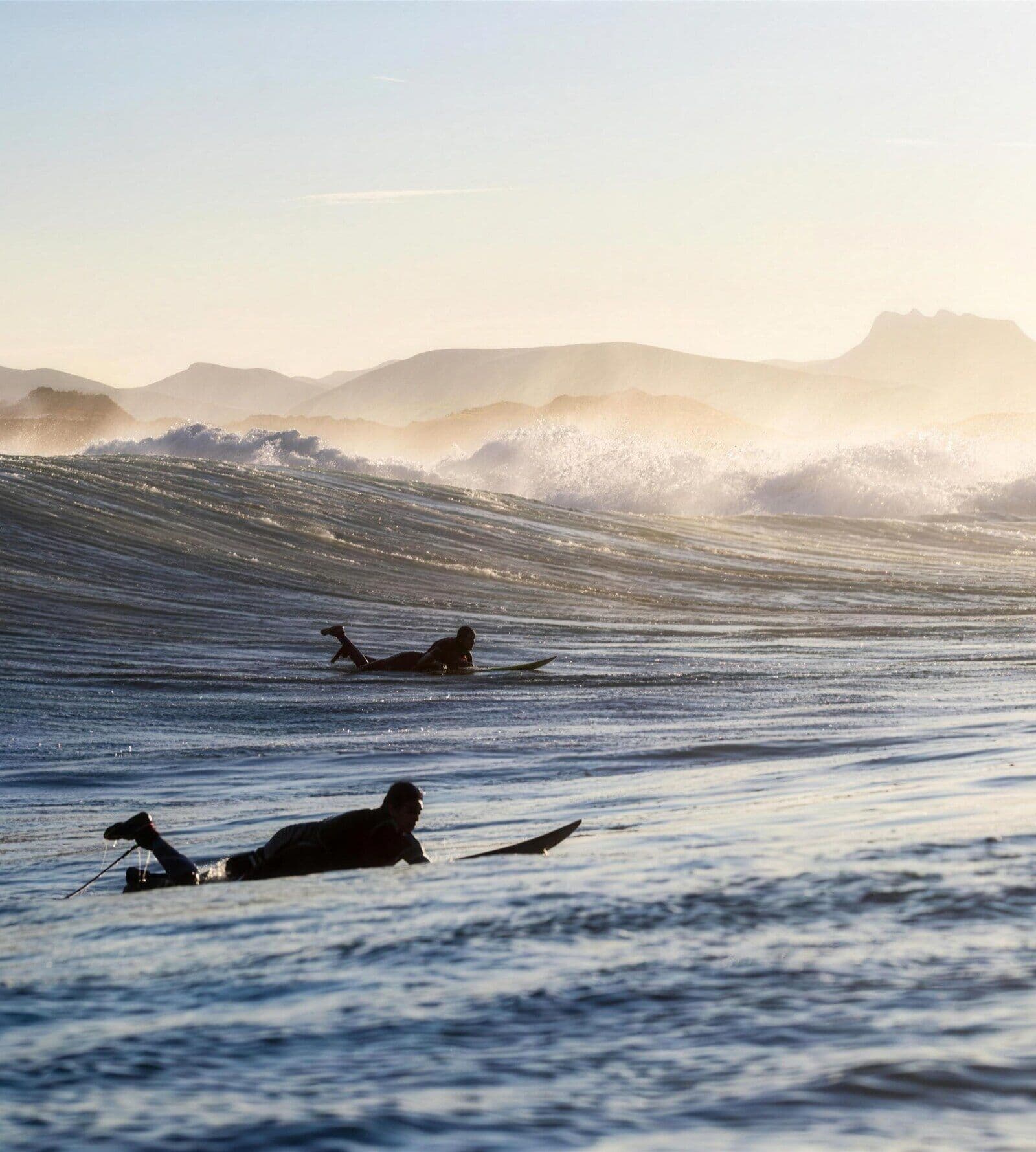 Deux surfeurs au large